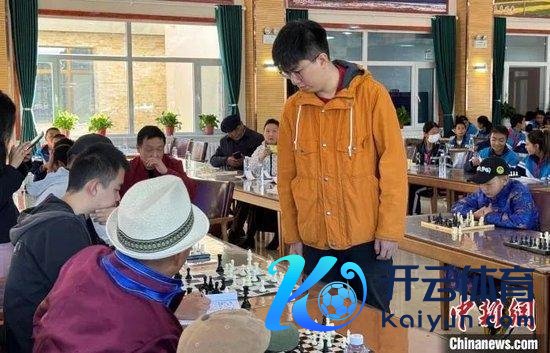  图为赵元赫与海外象棋疼爱者进行对弈。陈宗淇 摄