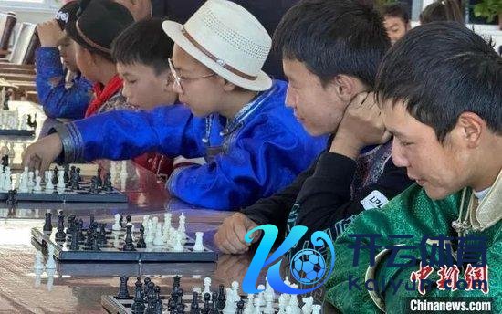  图为海外象棋疼爱者在实施工程的行为中进行比赛。陈宗淇 摄